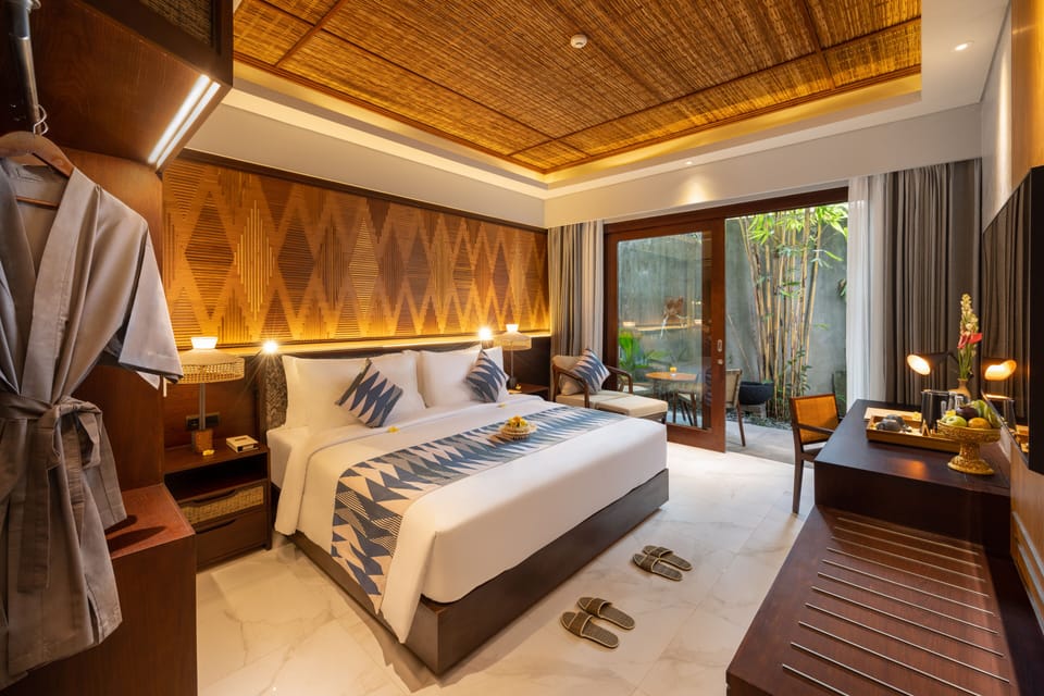 Deluxe Double Room with Garden View and Daily Afternoon Tea | Minibar, in-room safe, desk, soundproofing