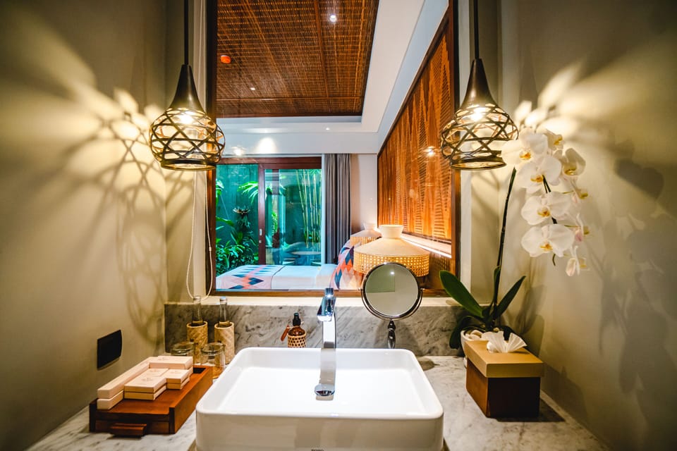 Deluxe Twin Room and Daily Afternoon Tea | Bathroom | Shower, rainfall showerhead, hair dryer, bathrobes