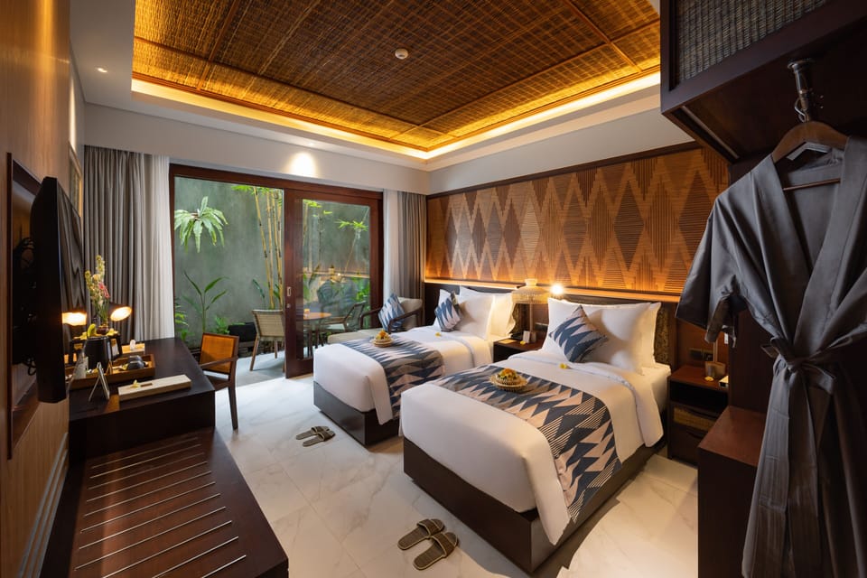 Deluxe Twin Room and Daily Afternoon Tea | Minibar, in-room safe, desk, soundproofing