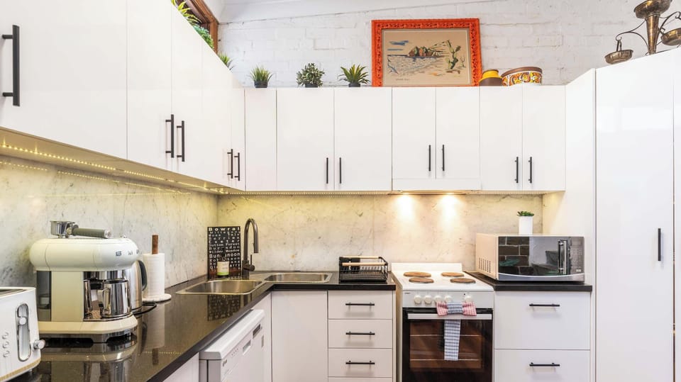 Large 'L' shape kitchen with plenty of bench space