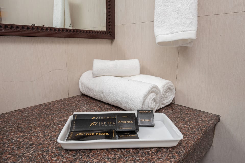 Executive Suite | Bathroom | Free toiletries, slippers
