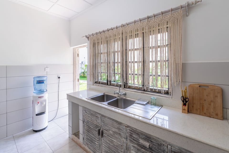 House | Private kitchenette | Fridge, microwave, oven, toaster