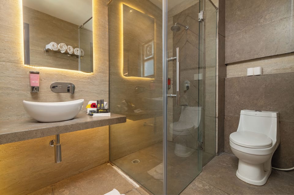 Deluxe Room | Bathroom | Free toiletries, slippers