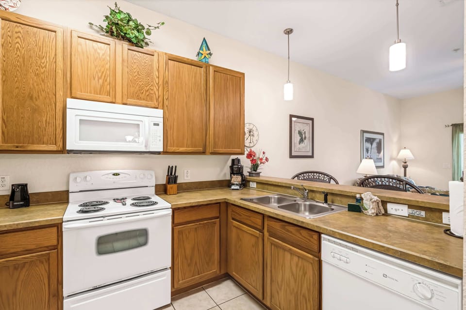 Condo, Multiple Beds, Pool Access, Garden View (Mickey's Terrace at Bahama Bay) | Private kitchen | Fridge, microwave, oven, stovetop