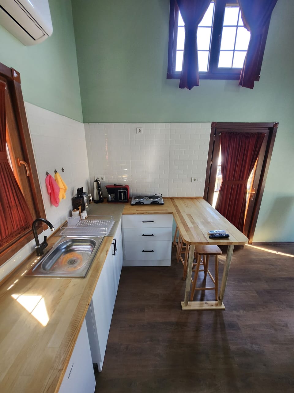 Business Bungalow | Private kitchen | Mini-fridge, stovetop, cookware/dishes/utensils, kitchen islands