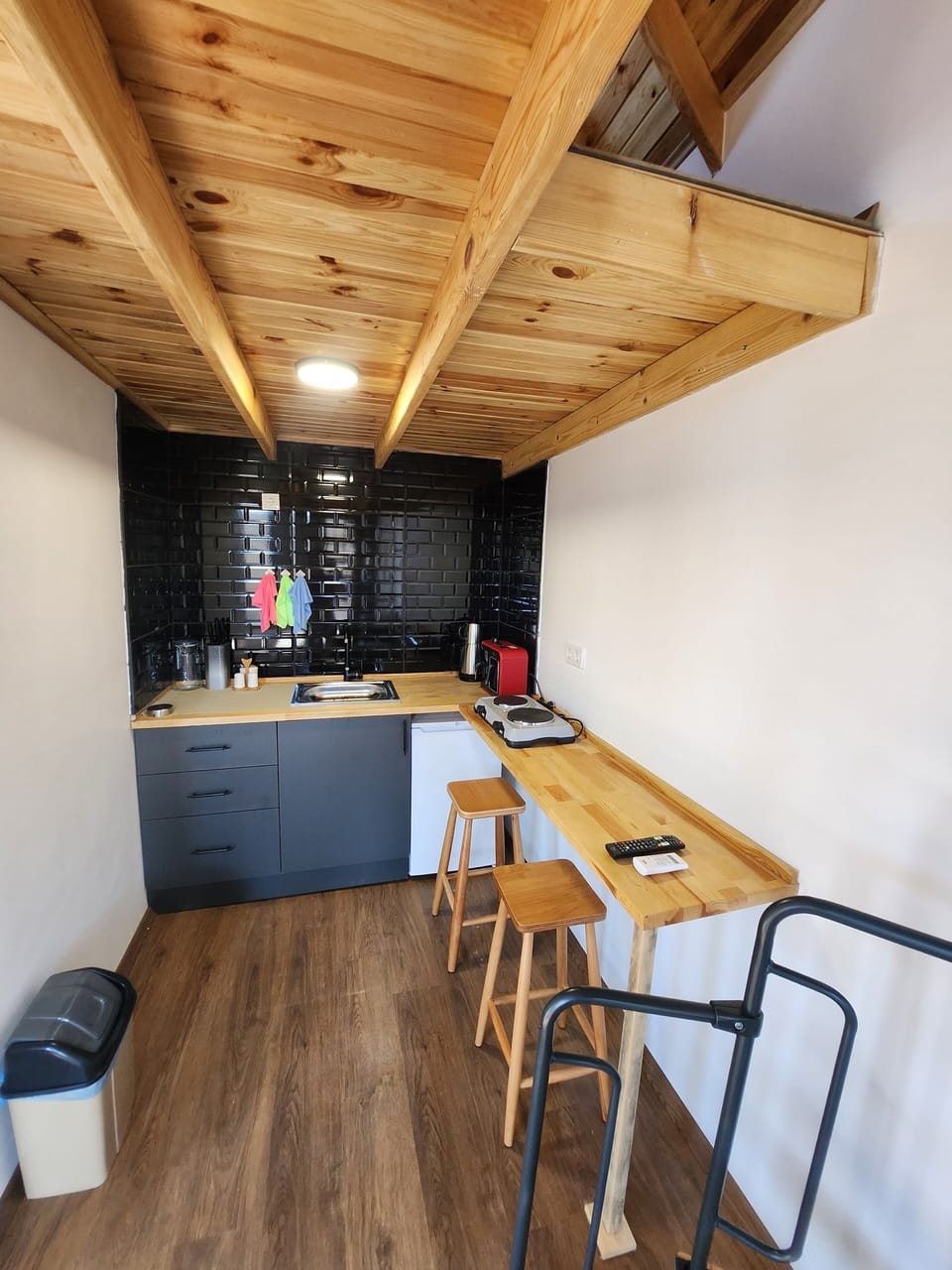City Bungalow | Private kitchen | Mini-fridge, stovetop, cookware/dishes/utensils, kitchen islands