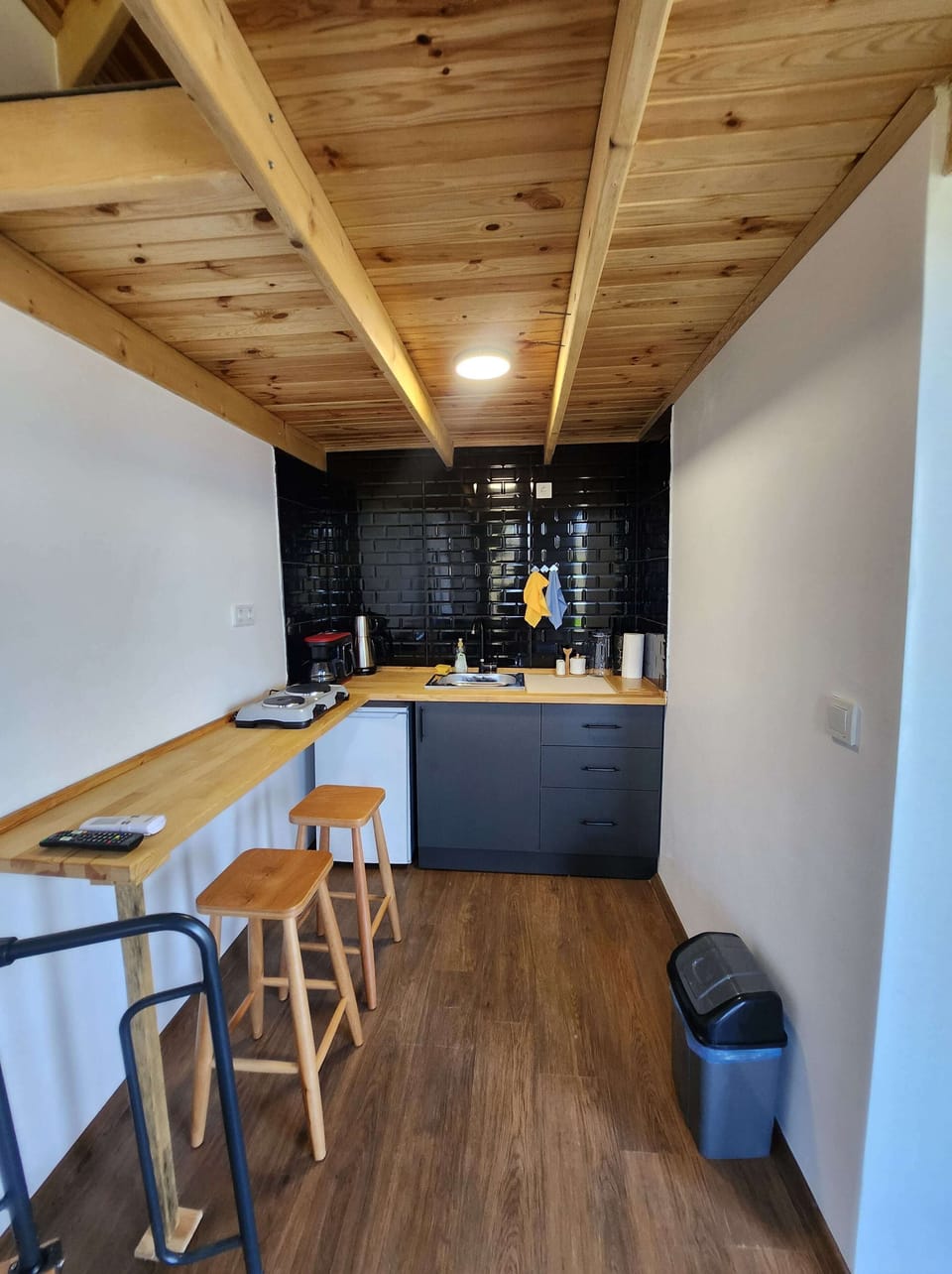 Classic Bungalow | Private kitchen | Mini-fridge, stovetop, cookware/dishes/utensils, kitchen islands