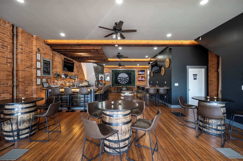 Condo, 1 Queen Bed | Dining