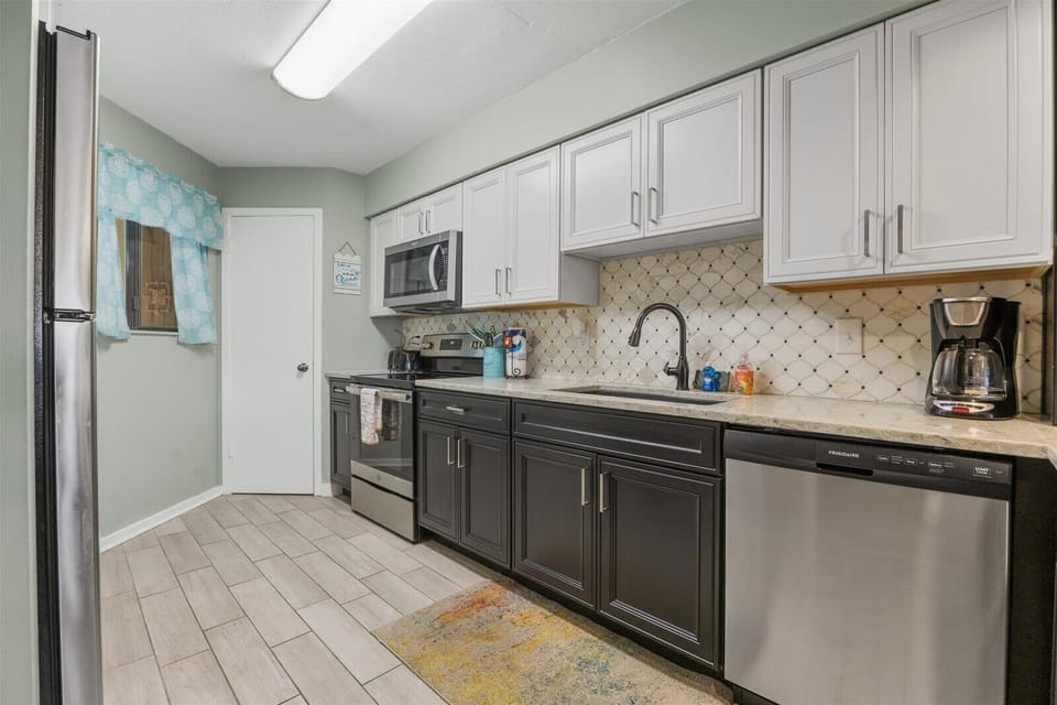 Condo, Multiple Beds, Balcony, Ocean View (Ocean Hibiscus) | Private kitchen | Fridge, microwave, oven, stovetop