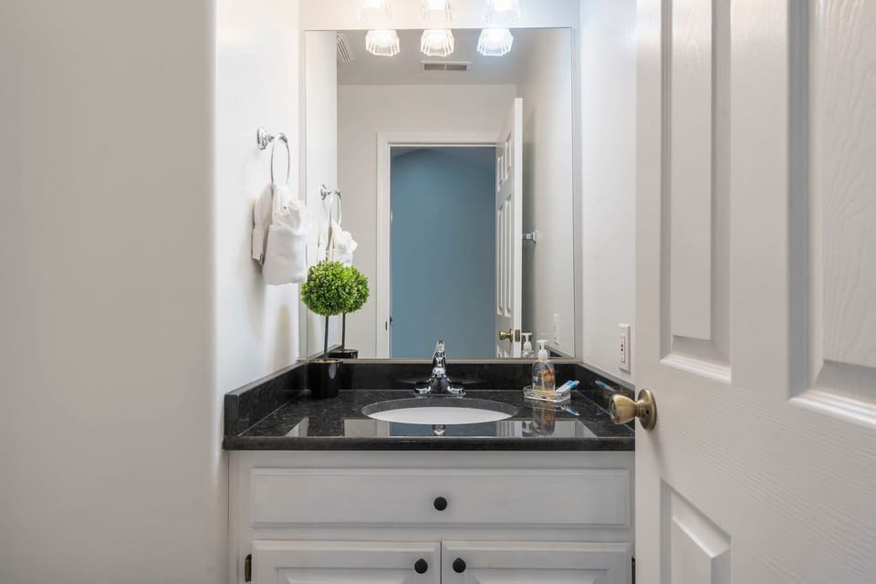 Retreat by Design - Resort Amenities Apartment in Table Rock Lake