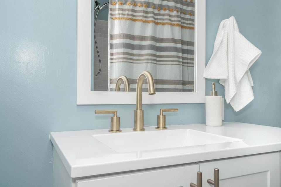 Walk to Mariemont Historic 3BR Cottage, Sleeps 6 House in Mariemont