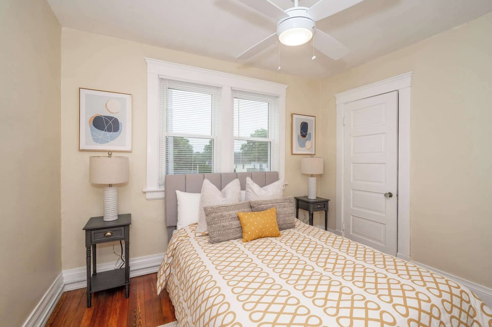 Walk to Mariemont Historic 3BR Cottage, Sleeps 6 House in Mariemont