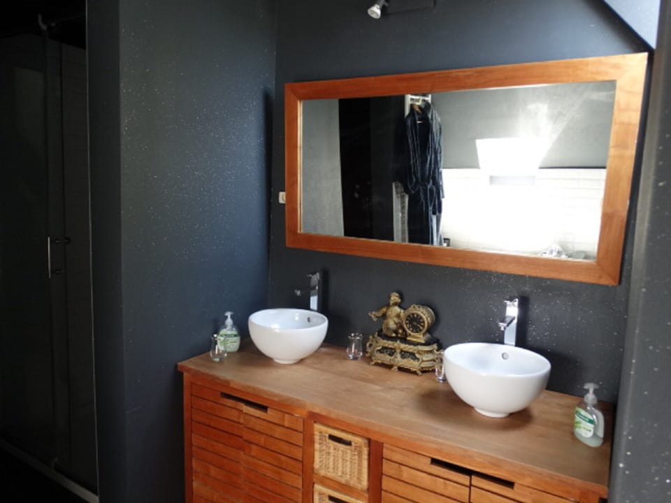 Romantic Triple Room, Ensuite, Garden View (Chambre Vénitienne) | Bathroom | Towels, soap, shampoo, toilet paper