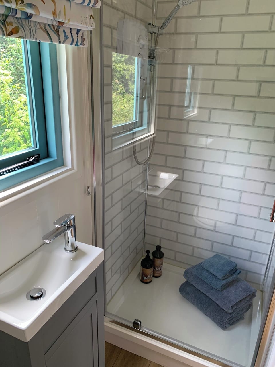 Superior Double Room, Non Smoking, Garden View | Bathroom | Shower, hair dryer, towels, soap