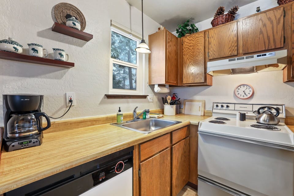 Condo, Multiple Beds, Fireplace, Mountain View (Valley View) | Private kitchen | Fridge, microwave, oven, stovetop