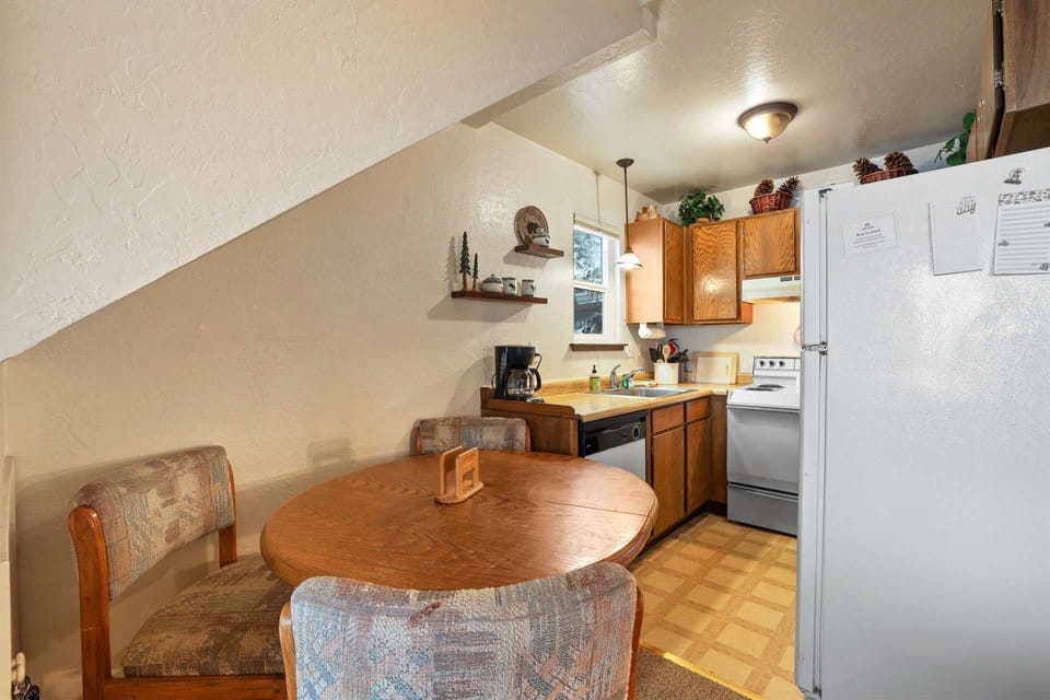 Condo, Multiple Beds, Fireplace, Mountain View (Valley View) | Private kitchen | Fridge, microwave, oven, stovetop