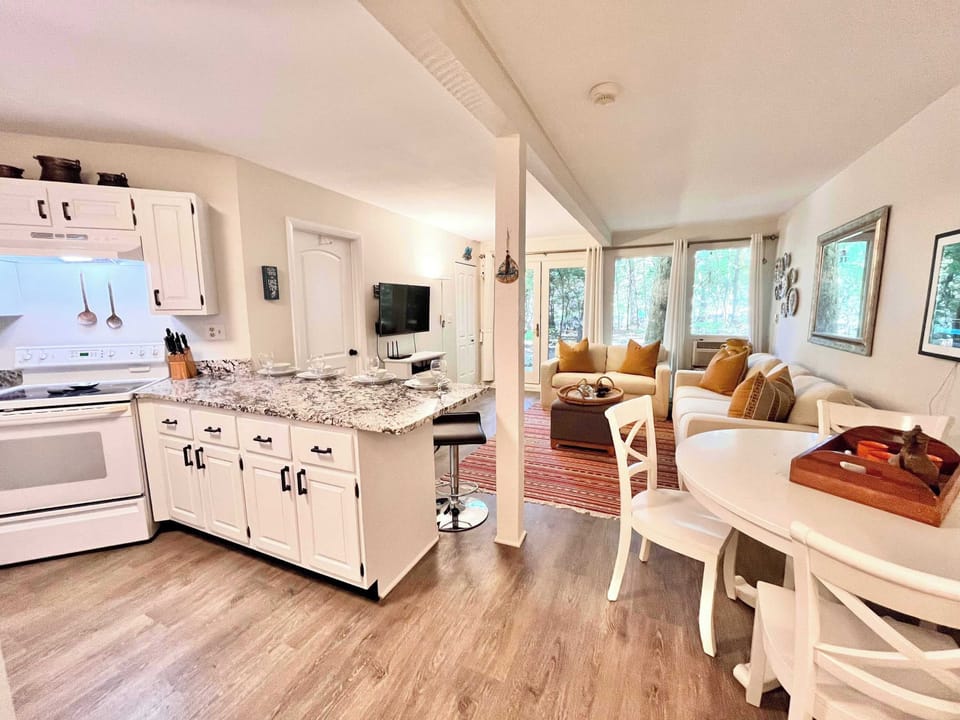Condo, Multiple Beds, Patio, Garden View (Windmill Cottage at Abbey Springs) | Interior