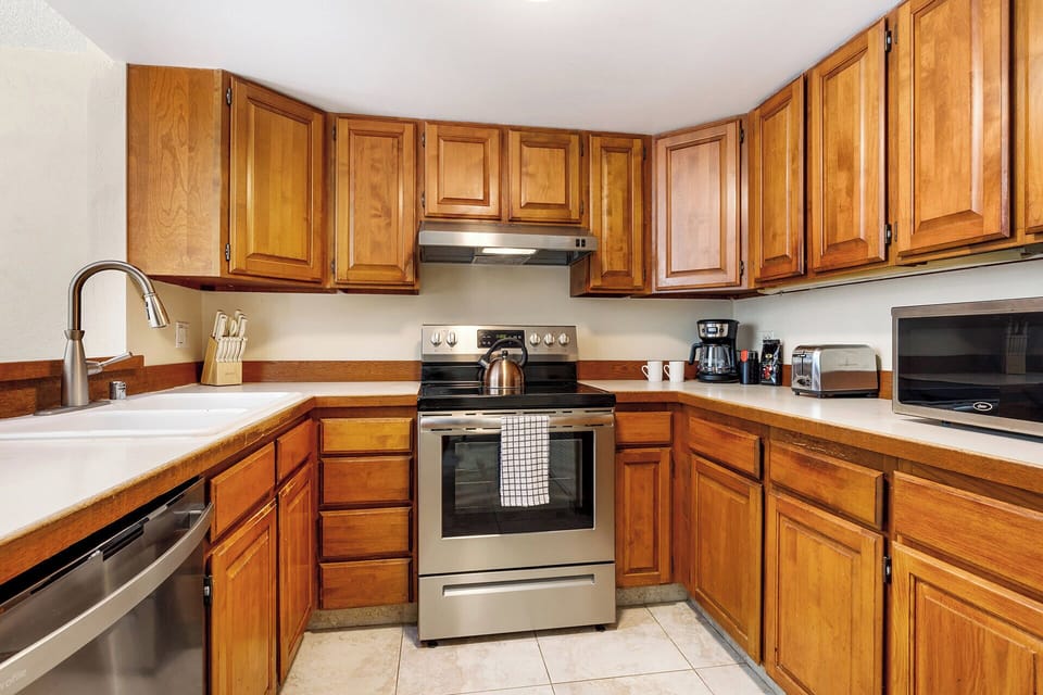 Condo, Multiple Beds, Lanai, Pool View (Honu Hale) | Private kitchen | Fridge, microwave, oven, stovetop