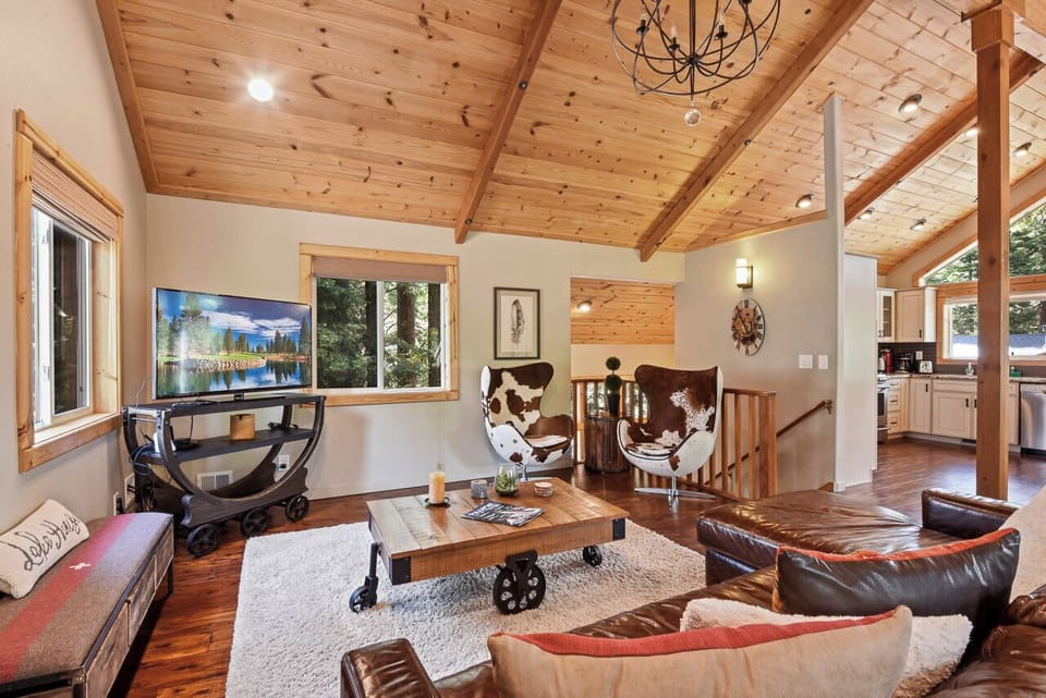 House, Multiple Beds, Balcony, Mountain View (Luxury Tahoe Chalet) | Living area | 42-inch flat-screen TV with digital channels, fireplace
