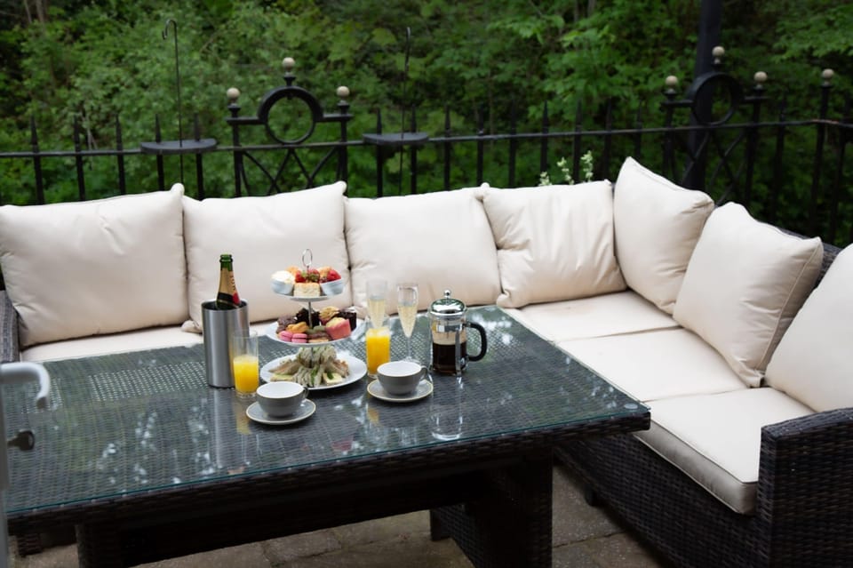 House | 5 bedrooms, desk