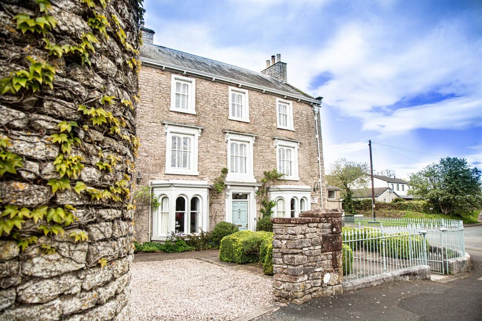 House | 8 bedrooms, desk