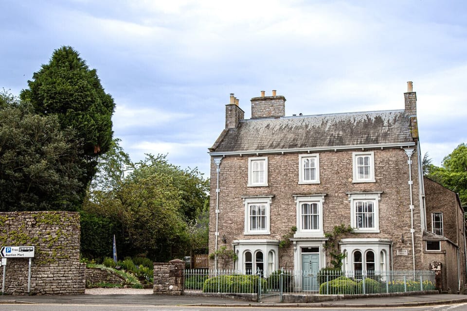 House | 8 bedrooms, desk