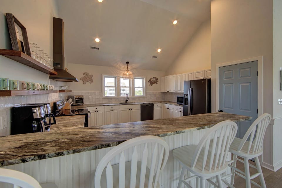 3rd floor fully equipped kitchen w/ pantry