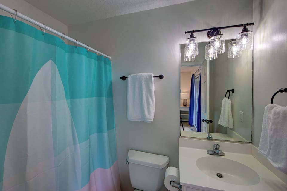 2nd floor master bath for kiteboarding room consists of a shower/tub