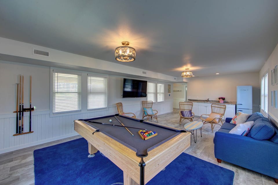 1st floor game room w/ wetbar-65" smart tv-pool table-pull out sofa-refrigerator