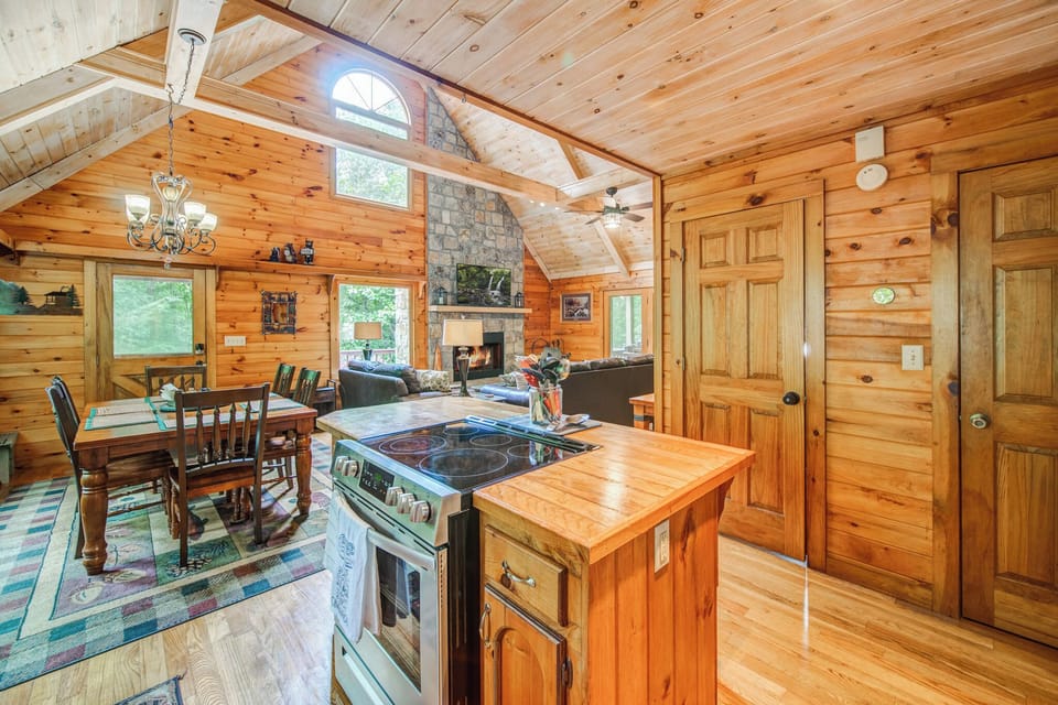 Cabin, Multiple Beds, Hot Tub, Mountain View (Bear Track Falls) | Private kitchen | Coffee/tea maker, fridge, microwave, oven