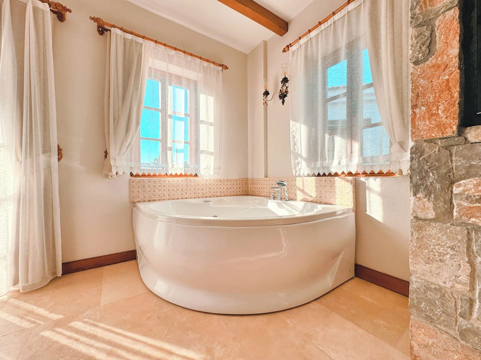 Deluxe Triple Room | Egyptian cotton sheets, premium bedding, in-room safe