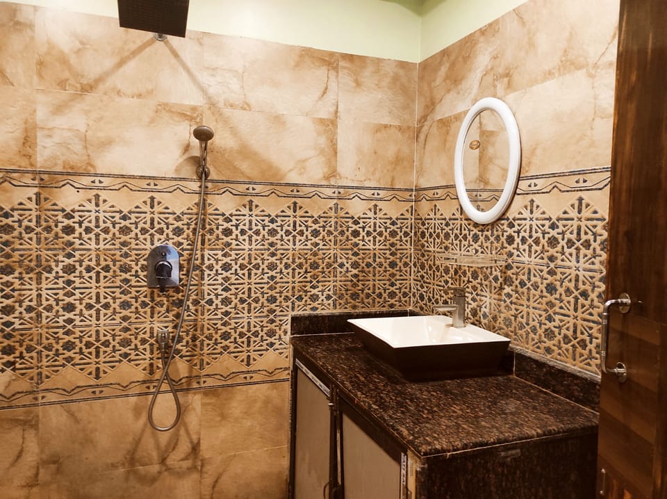 Shower, rainfall showerhead, free toiletries, bidet