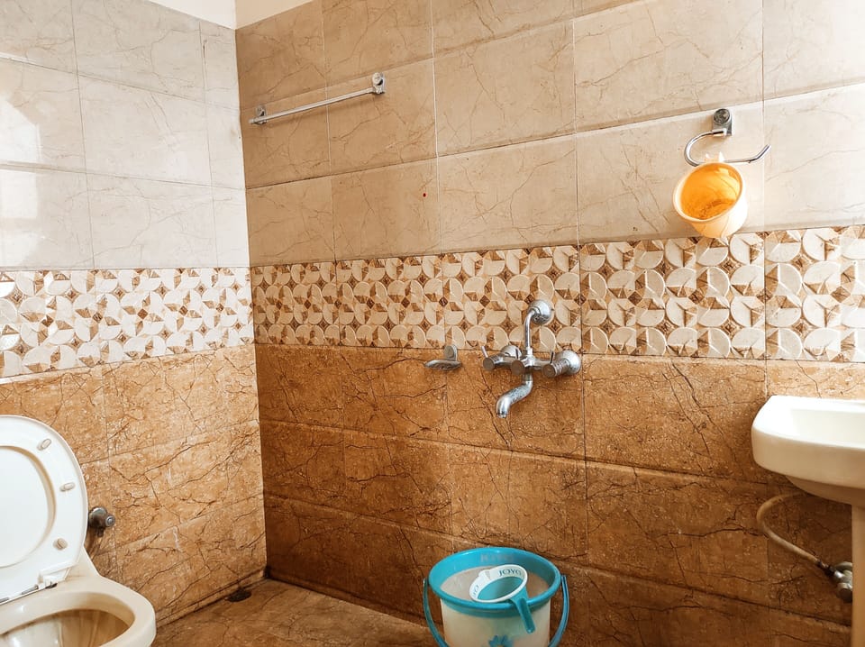 Executive Room | Bathroom | Shower, rainfall showerhead, free toiletries, bidet