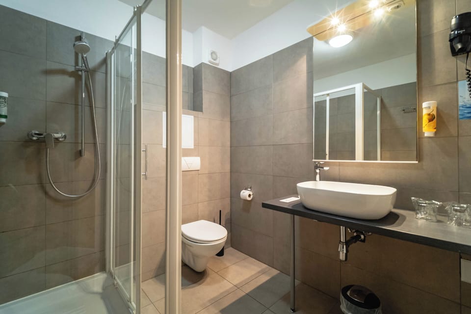 Shower, rainfall showerhead, free toiletries, hair dryer