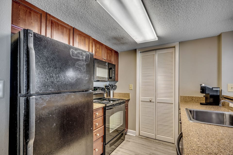 Stainless appliances + dishwasher (easy cleanup!)