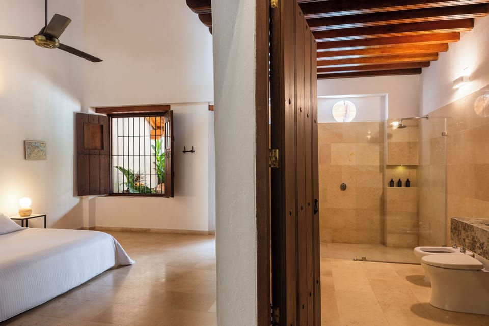 Suite (Karakalí) | Premium bedding, desk, laptop workspace, WiFi (free)