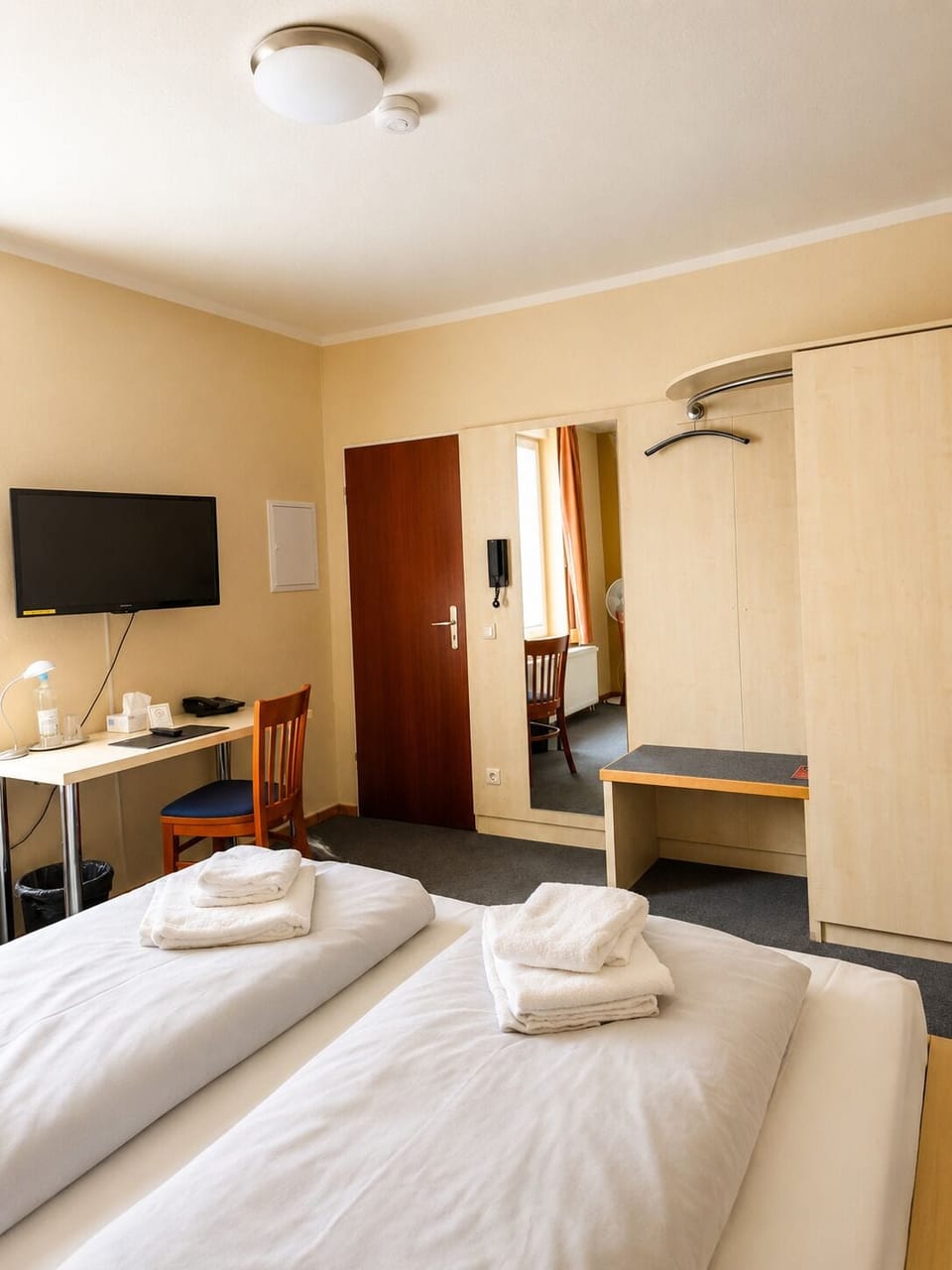 Double Room, Private Bathroom | Desk, blackout drapes, soundproofing, free WiFi