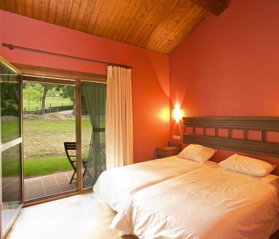 Superior Double Room | Desk, free cribs/infant beds, rollaway beds, bed sheets