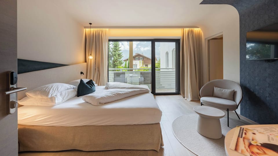 Standard Double Room, Non Smoking | 1 bedroom, premium bedding, minibar, in-room safe