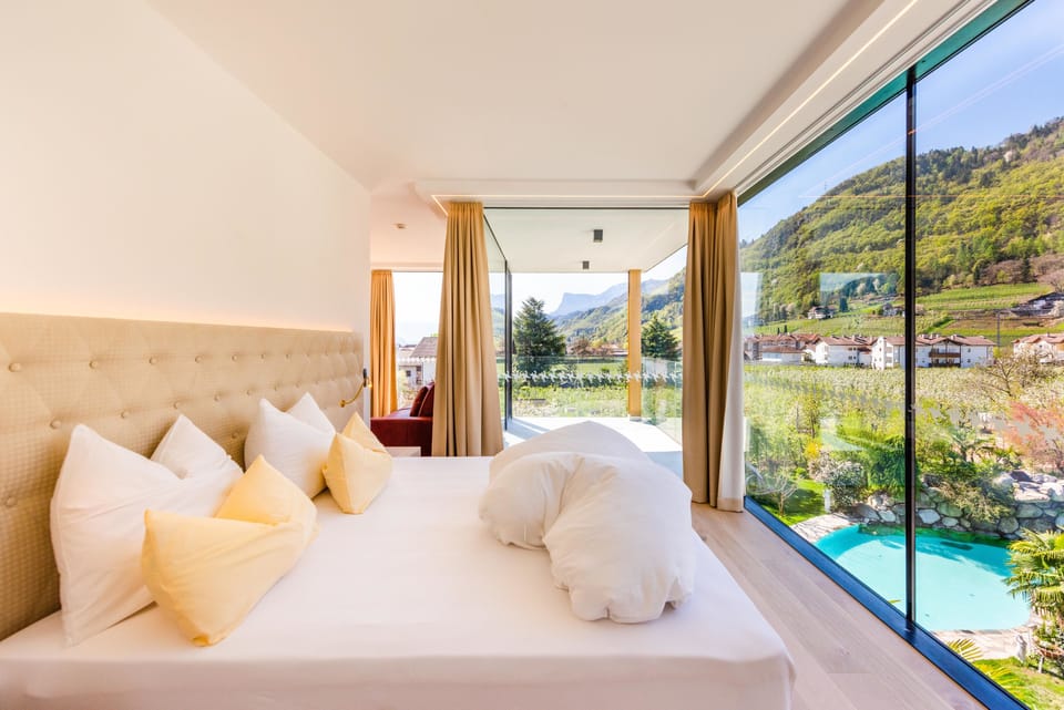 Design Suite, Non Smoking, Garden View | 1 bedroom, premium bedding, minibar, in-room safe