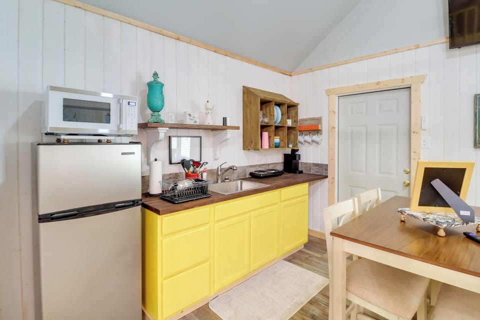 Kitchenette | Toaster Oven | Trash Bags & Paper Towels