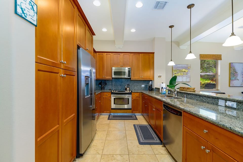 Dishwasher, microwave, fully stocked!