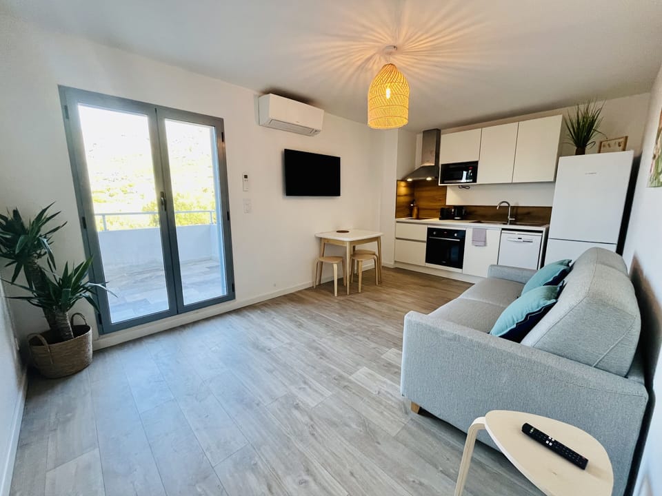 Classic Apartment | Living area | Flat-screen TV