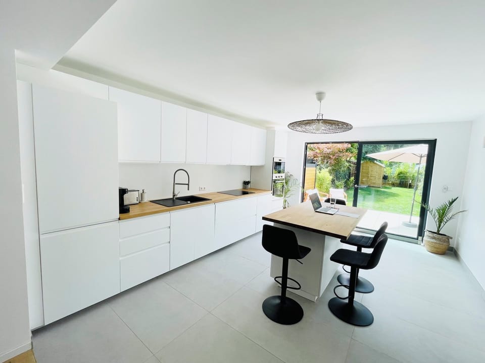 Full-size fridge, microwave, oven, stovetop