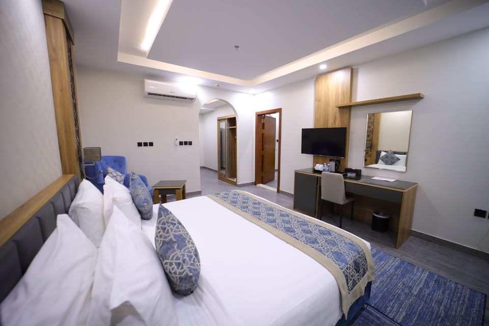 In-room safe, laptop workspace, blackout drapes, soundproofing