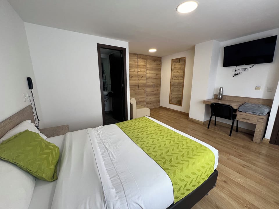 Suite, Hot Tub | Desk, blackout drapes, WiFi (free), bed sheets