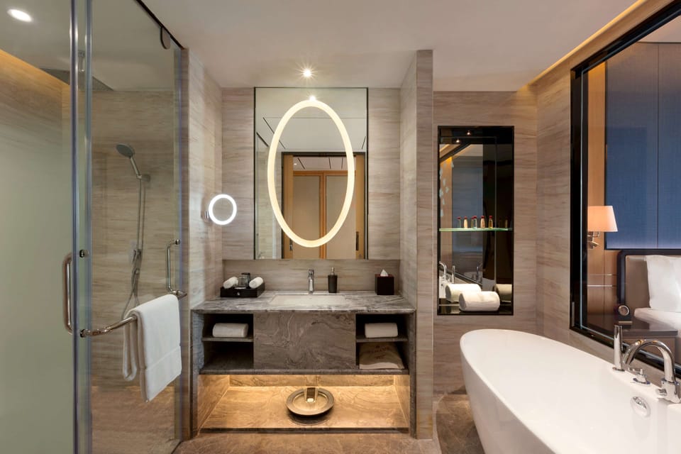 Business Room, 1 King Bed, Smoking | Hypo-allergenic bedding, minibar, in-room safe, desk