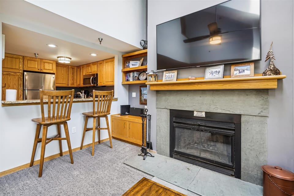 Wood burning fireplace for your enjoyment.  Large tv for your viewing pleasure.  Breakfast nook to enjoy your morning coffee or lunch!