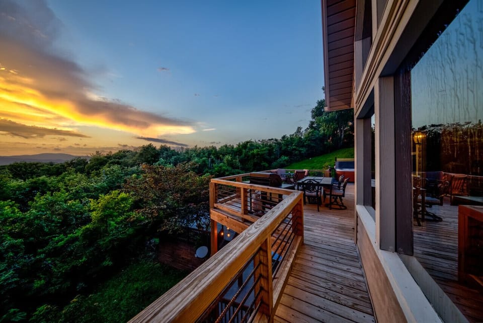 Enjoy the rarity of breathtaking views from both the east and west at our stunning location. Immerse yourself in the beauty of sunrise and sunset panoramas that create an unforgettable backdrop for your stay.