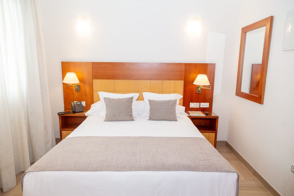 Standard Single Room | Minibar, in-room safe, desk, blackout drapes